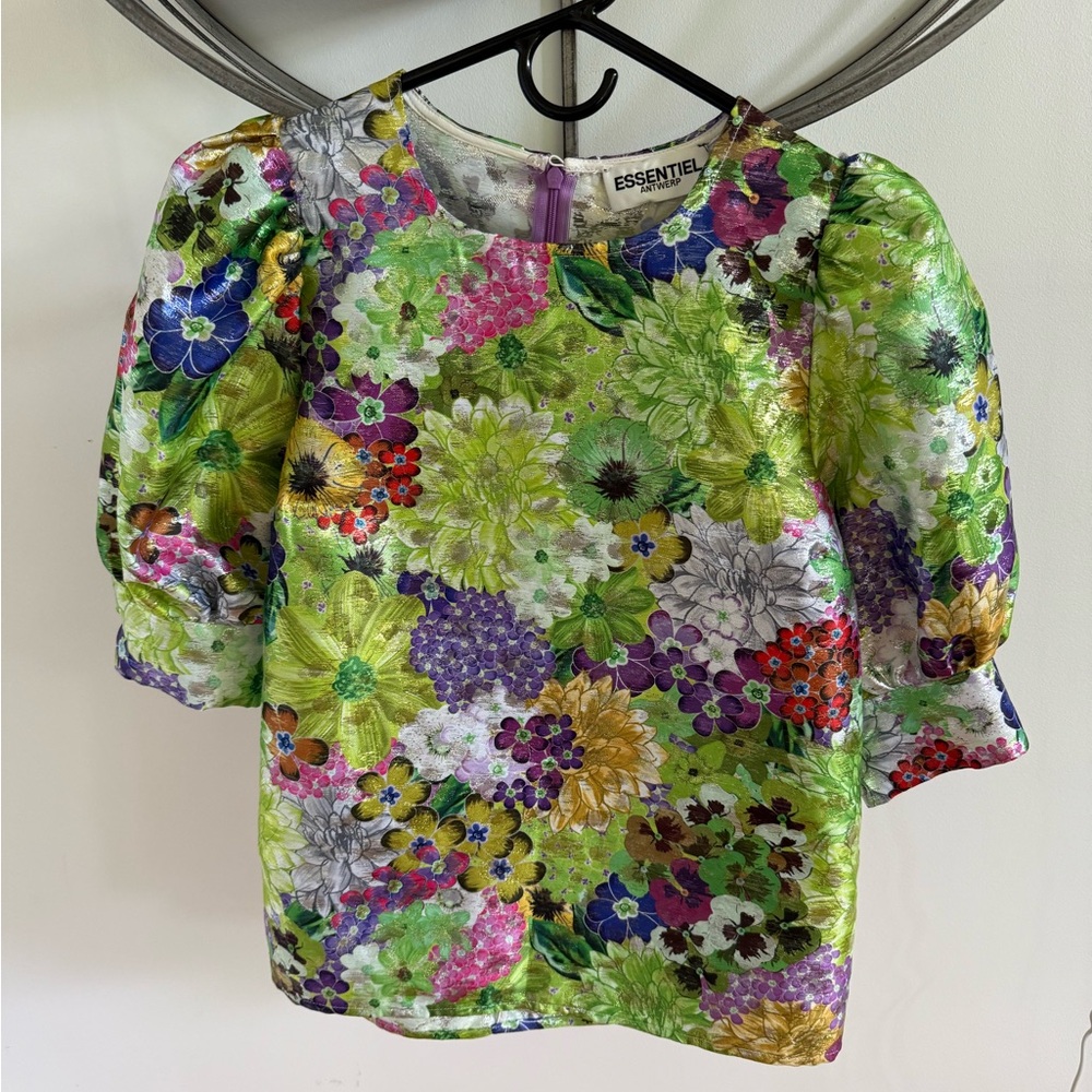 ESSENTIEL ANTWERP
Worthy Short Sleeved Top